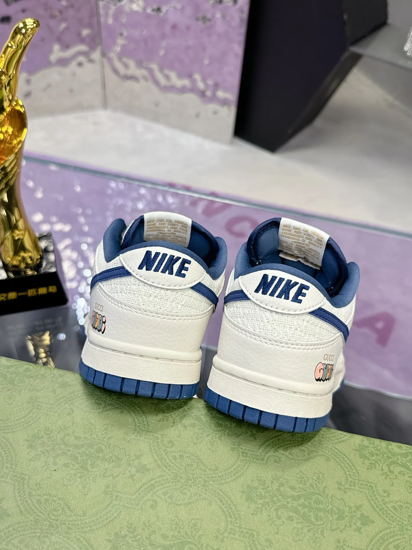 Men's shoes 💰580❤️❤️❤️ Gucci co-branded dunk Nike The latest official model 💓Gucci x Nike Dunk SB series 💓 Produced by Foshan Factory. The shoe body is made of off-white canvas as the main color, with an off-white leather frame overlay, making the shoe very versatile. The tongue is embroidered with yellow Gucci words, and the Swooshb on both sides of the shoe body The logo is embellished with sky blue, and the tongue is made of mesh material, which enhances breathability and is very versatile overall. The word Gucci on the lower side of the heel is decorated in 3D, the mini Nike Swoosh Logo on the side of the toe is embellished with sky blue embroidery, and the yellow Gucci brand name is printed on the heel to highlight the joint identity. Finally, an aged oxidized midsole and a blue outsole complete the overall design. Size: 35-45 Full set of Gucci packaging
